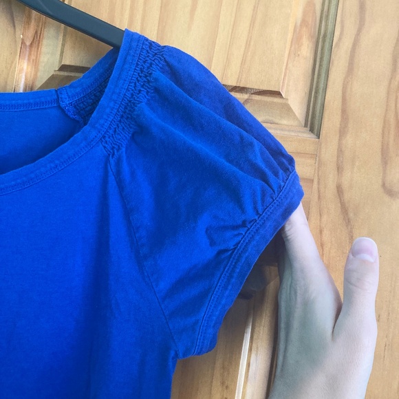 Women’s size medium Banana Republic royal blue top with puffed/shirred sleeves - Picture 2 of 5